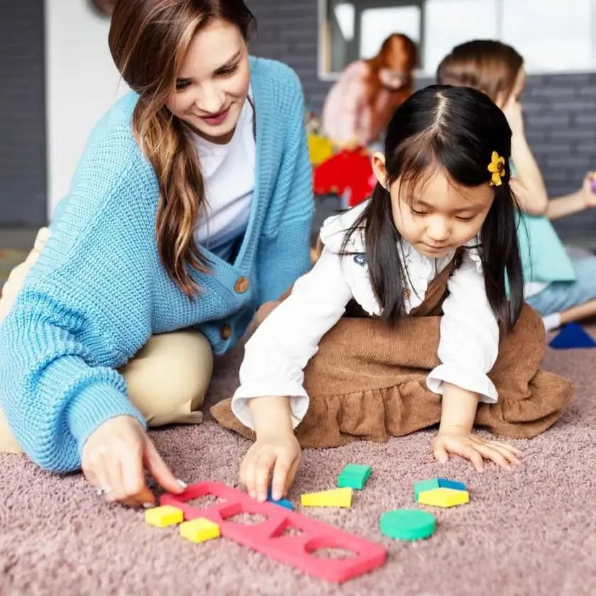 Atelier d’éveil en crèche avec une professionnelle et un enfant