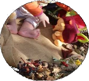 Jeux avec des éléments naturels pour les tout-petits