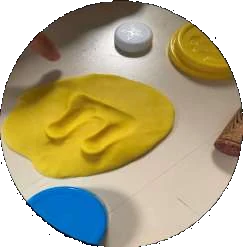 Exemple d’atelier peinture et modelage autour des traces