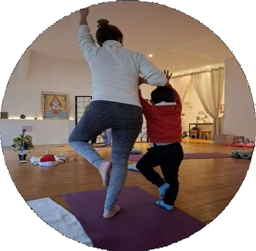 Exemple d’éveil corporel au yoga avec un jeune enfant